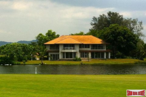 House in Chonburi, Thailand 5 bedrooms № 193290
