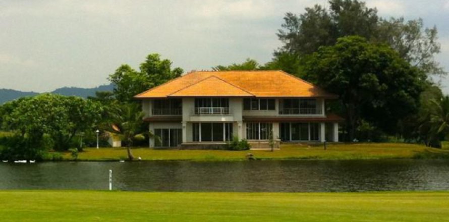 House in Chonburi, Thailand 5 bedrooms № 193290
