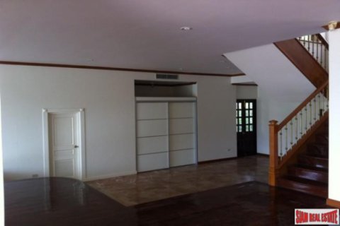 House in Chonburi, Thailand 5 bedrooms № 193290 - photo 3