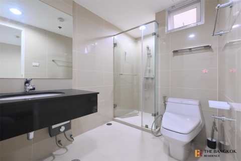 Condo in Bangkok, Thailand, 3 bedrooms № 184699 - photo 10