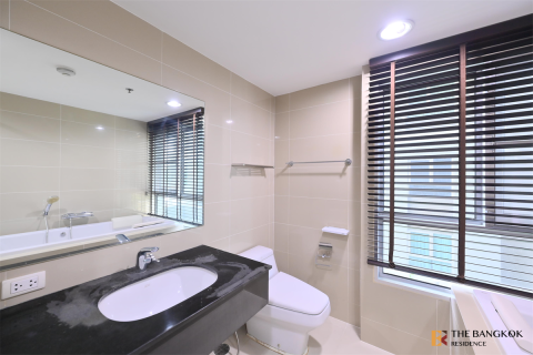 Condo in Bangkok, Thailand, 3 bedrooms № 184699 - photo 7