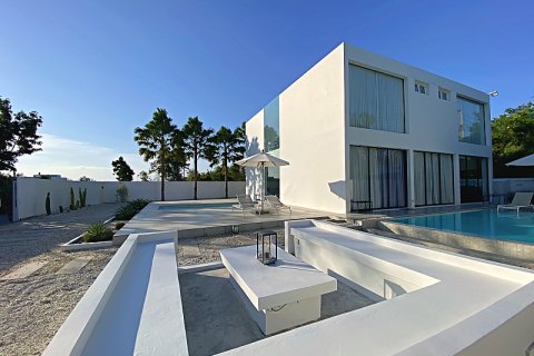 Villa in Hua Hin, Thailand 4 bedrooms № 168278 - photo 3