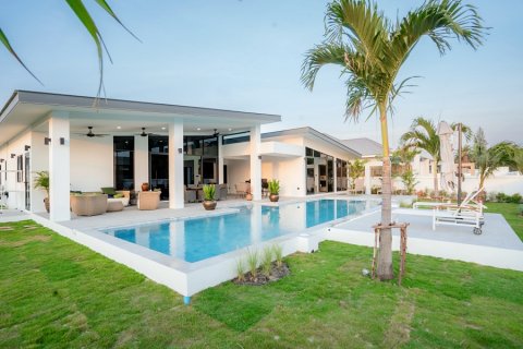 Villa in Hua Hin, Thailand 4 bedrooms № 168312 - photo 3
