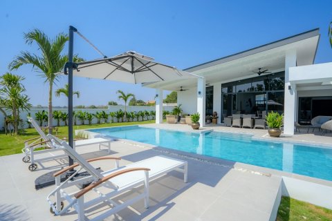 Villa in Hua Hin, Thailand 4 bedrooms № 168312 - photo 2