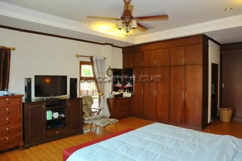 Casa de 5 dormitorios en Pattaya, Tailandia № 212912 - foto 17