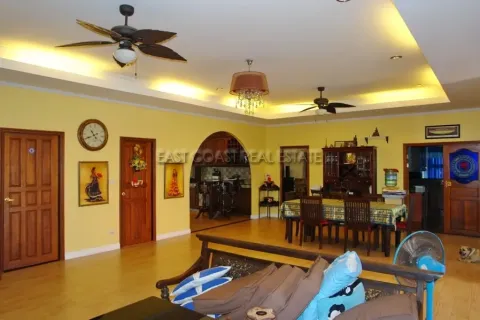 Casa de 5 dormitorios en Pattaya, Tailandia № 212912 - foto 5