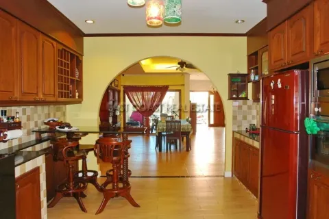 Casa de 5 dormitorios en Pattaya, Tailandia № 212912 - foto 10