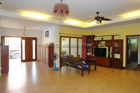 Casa de 5 dormitorios en Pattaya, Tailandia № 212912 - foto 4
