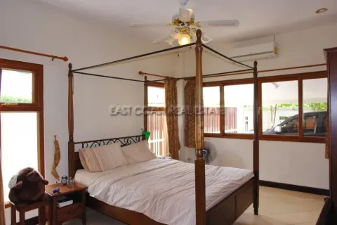 Casa de 5 dormitorios en Pattaya, Tailandia № 212912 - foto 14