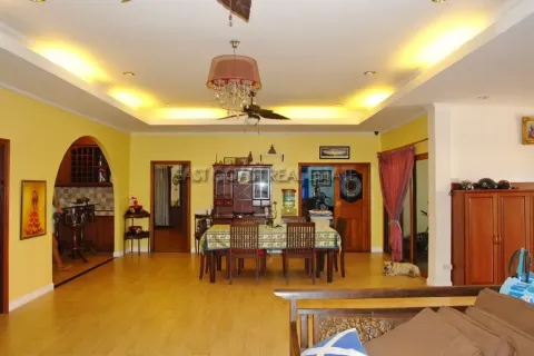 Casa de 5 dormitorios en Pattaya, Tailandia № 212912 - foto 6