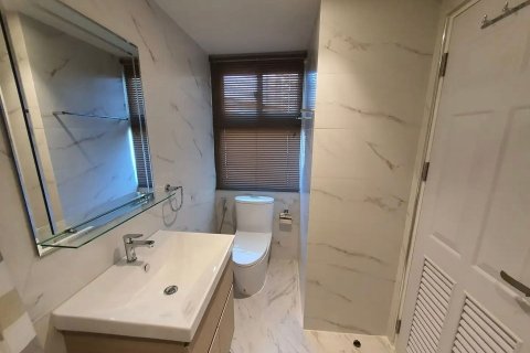 Condo à Yan Nawa, Bangkok, Thaïlande, 2 chambres  № 162024 - photo 15