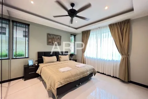 Casa de 4 dormitorios en Pattaya, Tailandia № 210712 - foto 11