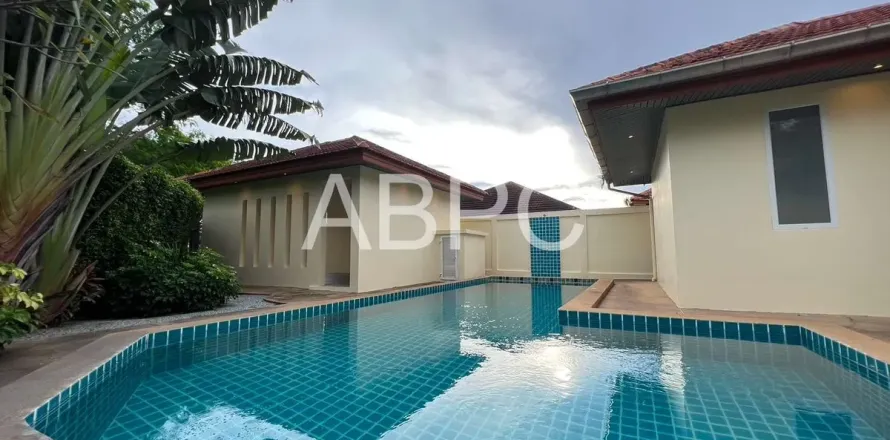 Casa de 4 dormitorios en Pattaya, Tailandia № 210712