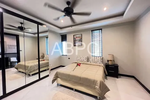 Casa de 4 dormitorios en Pattaya, Tailandia № 210712 - foto 14