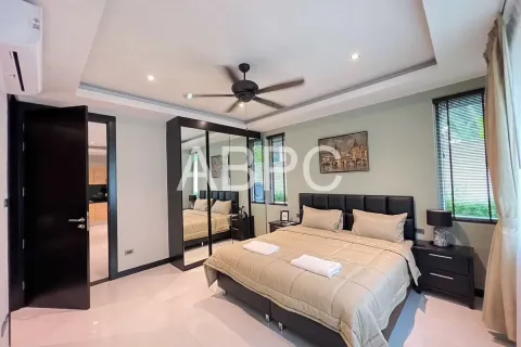 Casa de 4 dormitorios en Pattaya, Tailandia № 210712 - foto 5
