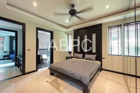 Casa de 4 dormitorios en Pattaya, Tailandia № 210711 - foto 4