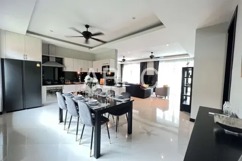Casa de 4 dormitorios en Pattaya, Tailandia № 210711 - foto 16
