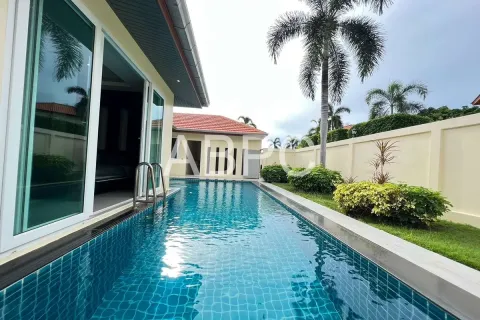 Casa de 4 dormitorios en Pattaya, Tailandia № 210711 - foto 2