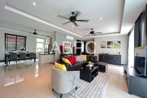 Casa de 4 dormitorios en Pattaya, Tailandia № 210711 - foto 12