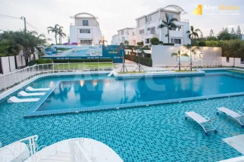 Condominio de 3 dormitorios en Pattaya, Tailandia № 210709 - foto 2