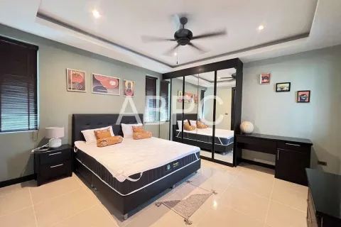 Casa de 4 dormitorios en Pattaya, Tailandia № 210710 - foto 8