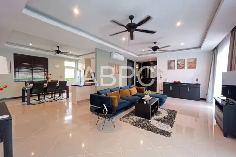 Casa de 4 dormitorios en Pattaya, Tailandia № 210710 - foto 13
