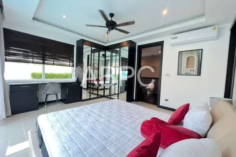 Casa de 4 dormitorios en Pattaya, Tailandia № 210710 - foto 14