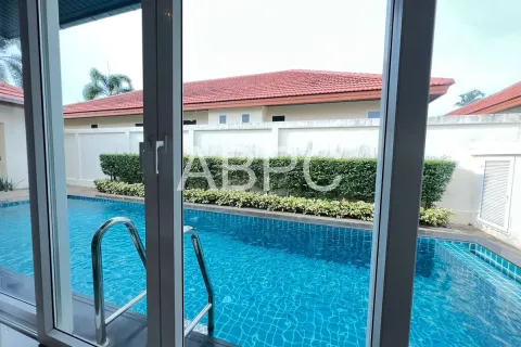 Casa de 4 dormitorios en Pattaya, Tailandia № 210710 - foto 3