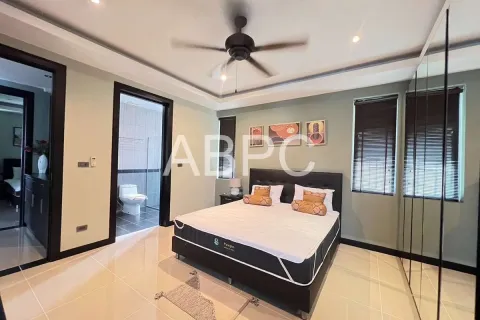 Casa de 4 dormitorios en Pattaya, Tailandia № 210710 - foto 11