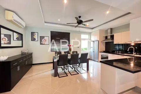 Casa de 4 dormitorios en Pattaya, Tailandia № 210710 - foto 16