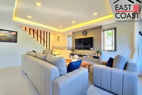 Casa de 4 dormitorios en Pattaya, Tailandia № 213016 - foto 3