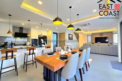 Casa de 4 dormitorios en Pattaya, Tailandia № 213016 - foto 17