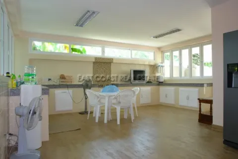 Casa de 6 dormitorios en Jomtien Beach, Pattaya, Tailandia № 213012 - foto 23