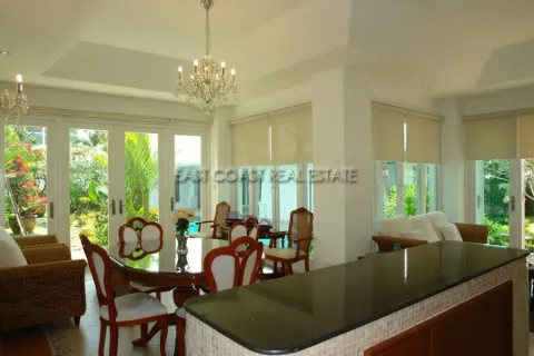 Casa de 6 dormitorios en Jomtien Beach, Pattaya, Tailandia № 213012 - foto 26