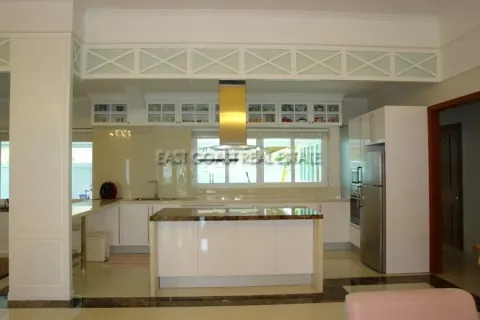 Casa de 6 dormitorios en Jomtien Beach, Pattaya, Tailandia № 213013 - foto 16