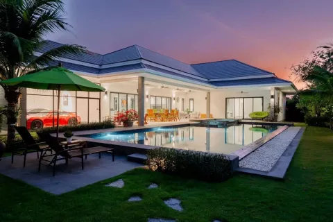 Villa in Cha-am, Thailand 4 bedrooms № 146231 - photo 1