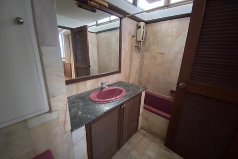 Condo in Bangkok, Thailand, 2 bedrooms № 143523 - photo 9