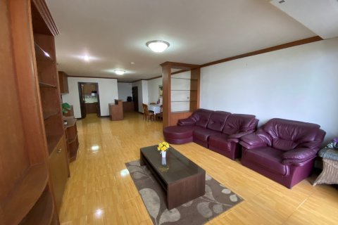 Condo in Bangkok, Thailand, 2 bedrooms № 143523 - photo 1