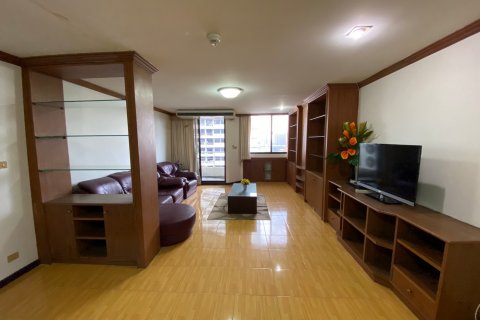 Condo in Bangkok, Thailand, 2 bedrooms № 143523 - photo 2