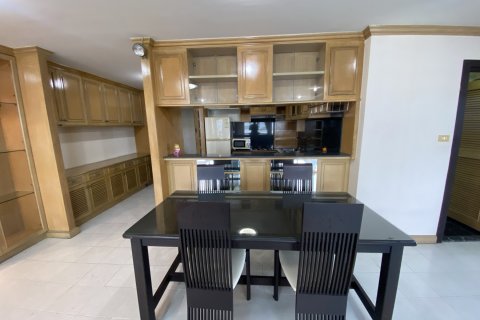 Condo in Bangkok, Thailand, 2 bedrooms  № 143526 - photo 5