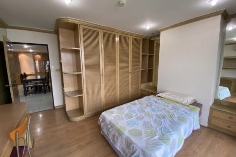 Condo in Bangkok, Thailand, 2 bedrooms  № 143526 - photo 15