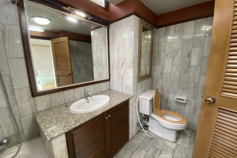 Condo in Bangkok, Thailand, 2 bedrooms  № 143526 - photo 12