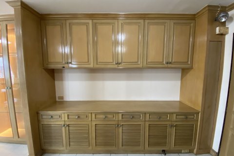 Condo in Bangkok, Thailand, 2 bedrooms  № 143526 - photo 8