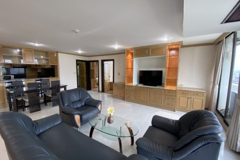 Condo in Bangkok, Thailand, 2 bedrooms  № 143526 - photo 3