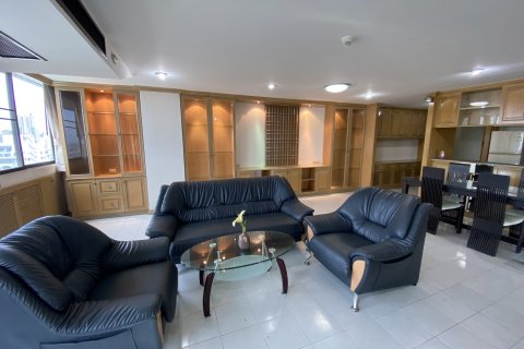 Condo in Bangkok, Thailand, 2 bedrooms  № 143526 - photo 4