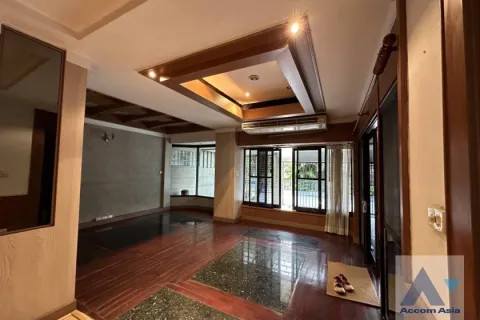 Adosado de 4 dormitorios en Watthana, Bangkok, Tailandia № 214663 - foto 2