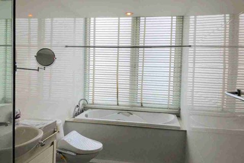 Condo in Bangkok, Thailand, 3 bedrooms № 184120 - photo 9