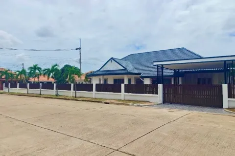 Casa de 4 dormitorios en Pattaya, Tailandia № 211970 - foto 18