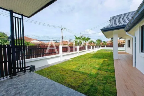 Casa de 4 dormitorios en Pattaya, Tailandia № 211970 - foto 3