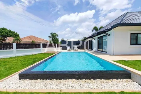 Casa de 4 dormitorios en Pattaya, Tailandia № 211970 - foto 5
